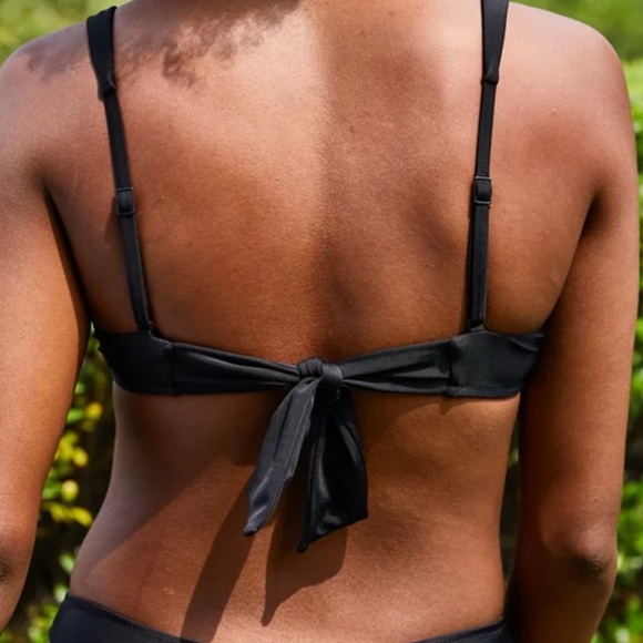 New AERIE Scoop Bikini Top in Black Tie Back Sz M - Picture 3 of 10